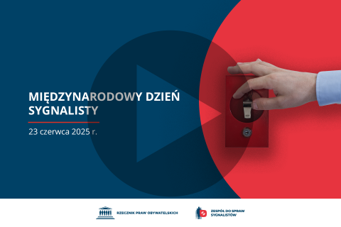 Plansza z tekstem "Międzynarodowy Dzień Sygnalisty - 23 czerwca 2025 r." i ilustracją przedstawiającą dłoń trzymającą gwizdek nad zamkiem na klucz. Na planszę naniesiony jest symbol odtwarzania - trójkąt w kole