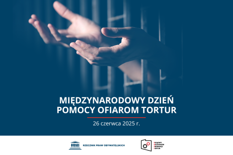 Plansza z tekstem "Międzynarodowy Dzień Pomocy Ofiarom Tortur - 26 czerwca 2025 r." i ilustracją przestawiającą dłonie wyciągnięte przez kraty w stronę światła