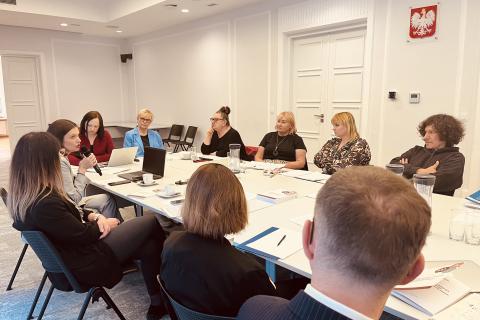 Sala konferencyjna, ludzie wokół stołu