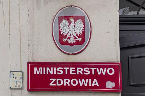 tablica z godłem państwa polskiego i napisem Ministerstwo Zdrowia
