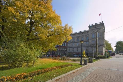 tereny zielone z budynkiem urzędu w tle 