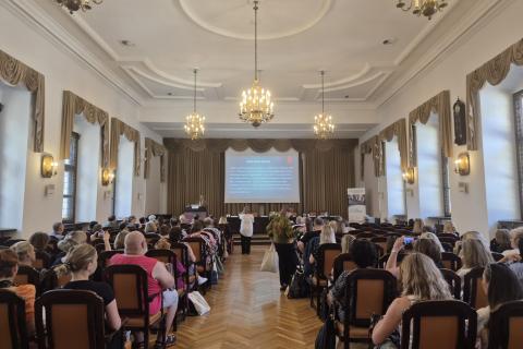 osoby siedzą w sali 