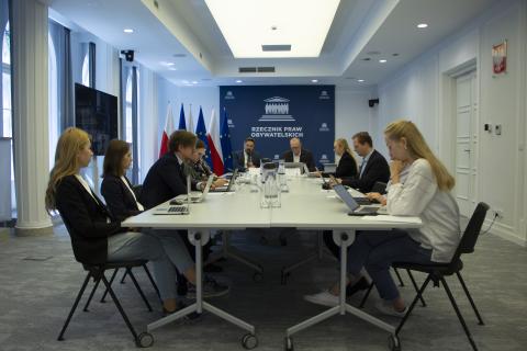 Sala konferencyjna, ludzie wokół stołu