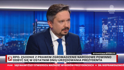 RPO Marcin Wiącek siedzi w studiu telewizji i udziela wypowiedzi