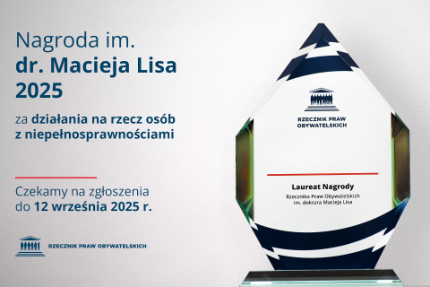 Plansza z tekstem "Nagroda im. dr. Macieja Lisa 2025 - za działania na rzecz osób z niepełnosprawnościami - Czekamy na zgłoszenia do 12 września 2025 r." i zdjęciem przedstawiającym statuetkę nagrody w formie wielobocznego kryształu