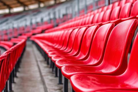 puste czerwone foteliki na stadionie