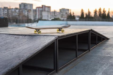 deska skateboardowa na drewnianej konstrukcji na tle domów 