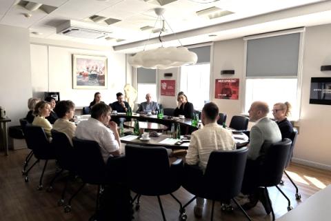 osoby siedzą w sali 