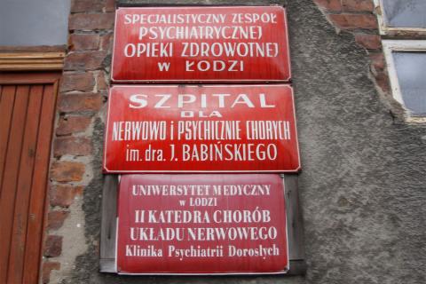 trzy tablice informacyjne szpitala psychiatrycznego w Łodzi 