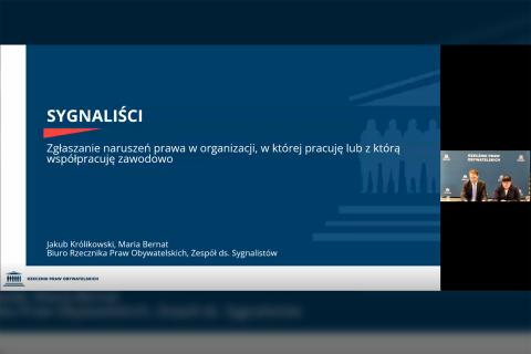 Zrzut ekranu przedstawiający slajd z tytułem webinaru: "Sygnaliści - zgłaszanie naruszeń prawa w organizacji, z którą pracuję lub z którą współpracuję zawodowo" i podglądem dwóch osób prowadzących prezentację