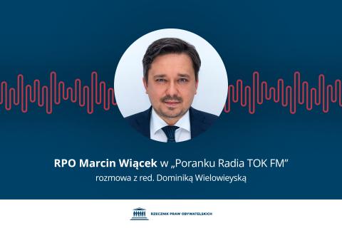 Zdjęcie RPO Marcina Wiącka i pod nim napis: RPO Marcin Wiącek w "Poranku Radia TOK FM" rozmowa z red. Dominiką Wielowieyską