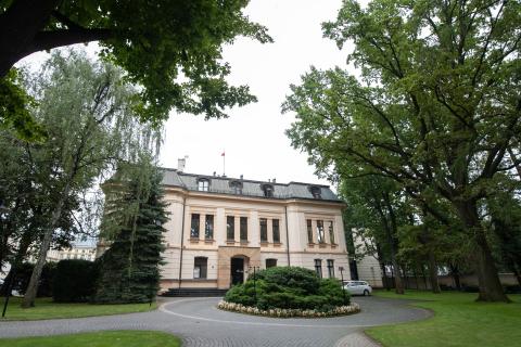 widok budynku w otoczeniu drzew 