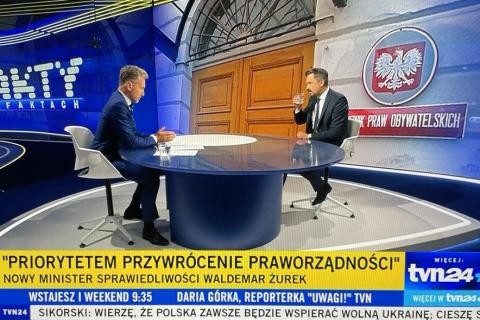 dwie osoby siedzą w studiu telewizji 