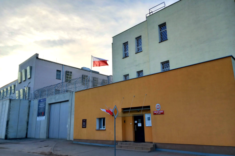 kilka budynków o różnym kształcie i kolorze, nad jednym z nich polska flaga 