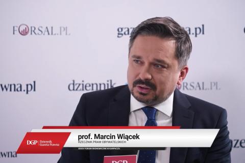 Zrzut ekranu z transmisją rozmowy. Osoba mówi do trzymanego mikrofonu, podpis: prof. Marcin Wiącek, Rzecznik Praw Obywatelskich