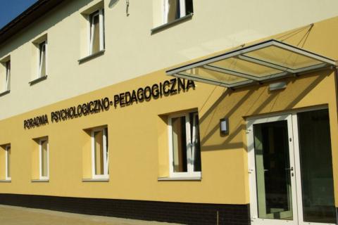 widok budynku z napisem poradnia psychologiczno-pedagogiczna 