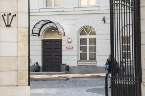 zdjęcie budynku z bramą na pierwszym planie  