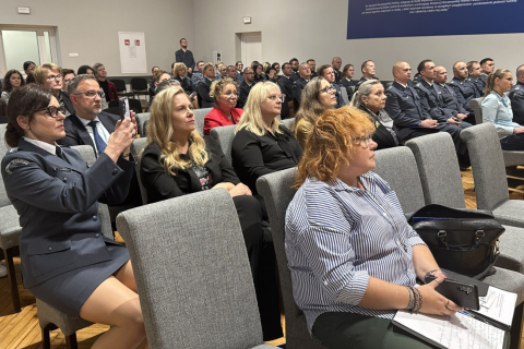 osoby siedzą w sali 