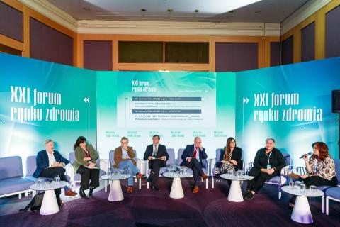 osoby siedzą w sali 