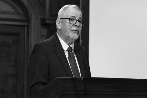 Czarno-biały portret Krzysztofa Szerkusa