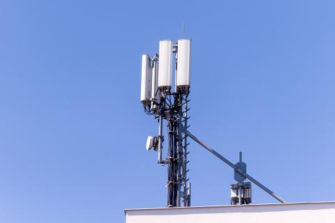 Maszt z antenami na dachu budynku