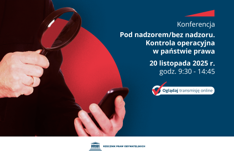 Plansza z tekstem "Konferencja Pod nadzorem/bez nadzoru. Kontrola operacyjna w państwie prawa - 20 listopada 2025 r., godz. 9:30-14:45 - Oglądaj transmisję online" i ilustracją przedstawiającą mężczyznę patrzącego przez lupę na telefon komórkowy