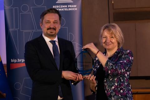 Marcin Wiącek i Katarzyna Ostrowska pozują do zdjęcia trzymając statuetkę nagrody