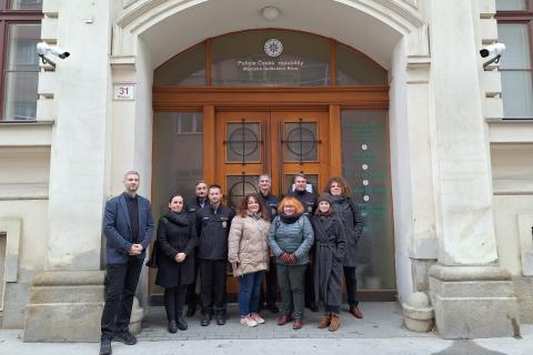 osoby stoją przed budynkiem 