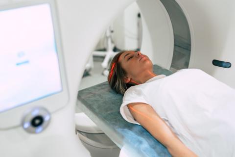 osoba leży podczas badań diagnostycznych