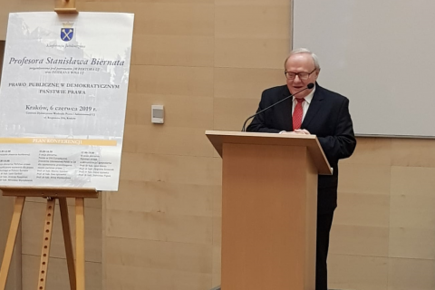 mężczyzna przed mównicą