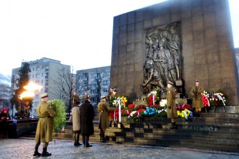 zdjęcie: przed pomnikiem stoją delegacje z wieńcami