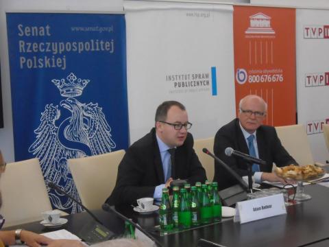 Na zdjęciu konferencja w Senacie, przemawia RPO dr Adam Bodnar, po prawej Przewodniczący Komisji Rodziny, Polityki Senioralnej i Społecznej Mieczysław Augustyn