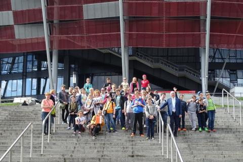 Zdjęcie grupowe na tle Stadionu Narodowego