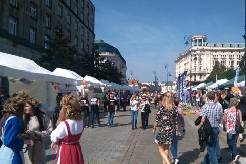 zdjęcie: po obu stronach ulicy są rozstawione namioty, pomiędzy nimi chodzą ludzie