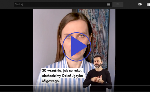 Screen z wystąpieniankobiety, znak play i napis  dla niesłyszących. W dole ekranu tłumacz języka migowego
