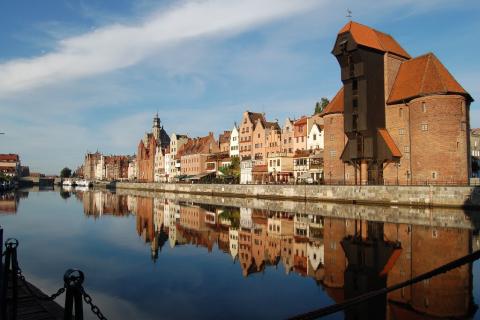 Wybrzeże w zabytkowym mieście, stary dźwig portowy