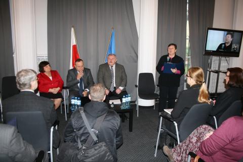 Rozpoczęcie konferencji, przemawia Barbara Imiołczyk - Główny Koordynator ds. Komisji Ekspertów i Rad Społecznych w Biurze RPO