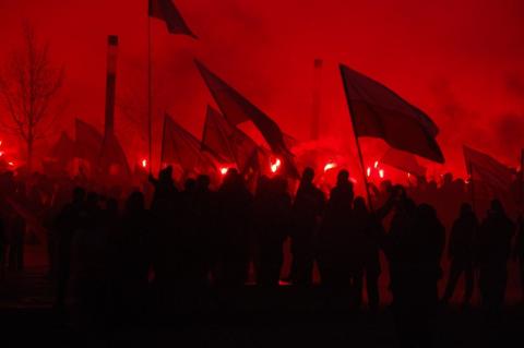 manifestanci na ulicy w ciemnym świetle