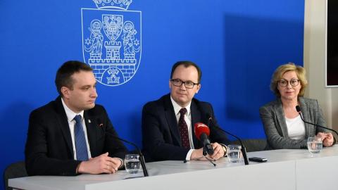 Na zdjęciu Mariusz Wiśniewski, zastępca prezydenta Poznania, Adam Bodnar, rzecznik praw obywatelskich i Jolanta Florek z Biura RPO. Foto: Urząd Miasta w Poznaniu