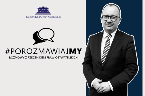 plansza biało-granatowa z czarno-białym zdjęciem mężczyzny i symbolem dymków z napisem Porozmawiajmy