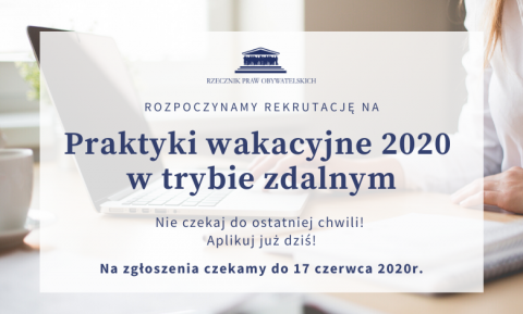 plansza z napisem Praktyki wakacyjne w trybie zdalnym, w tle osoba pracująca na komputerze