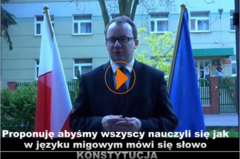 Zdjęcie: Adam Bodnar, flaga polska i UE oraz znak "play"