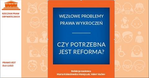 Pomarańczowa grafika z okładką monografii, na której jest niebieski kwadrat