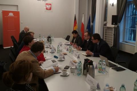 Ludzie rozmawiają przy stole 