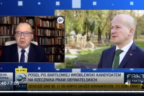 Sylwetki dwóch mężczyzn na ekranie telewizyjnym