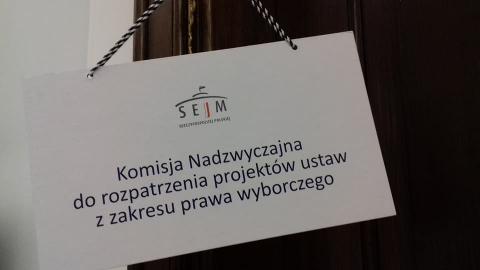 Zdjęcie drzwi do sali, w której obraduje Komisja Nadzwyczajna do rozpatrzenia projektów ustaw z zakresu prawa wyborczego