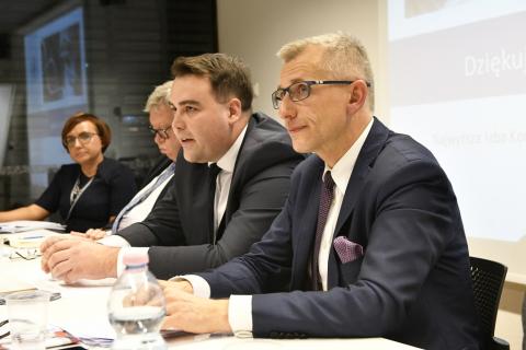 Paneliści przy stole