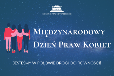 granatowy plakat na dzień kobiet z grafiką przedstawiającą solidarnie idące razem dziewczyny