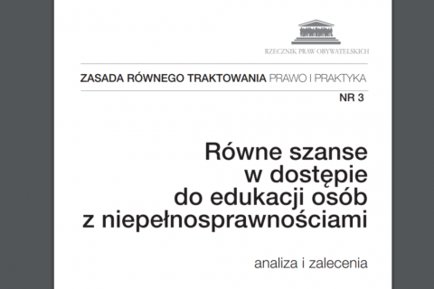 Biała okładka z czarnym tytułem