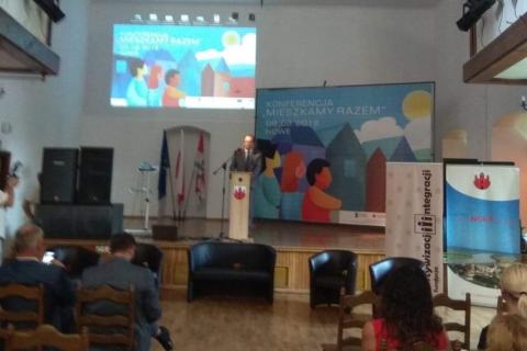 Mężczyzna na mównicy